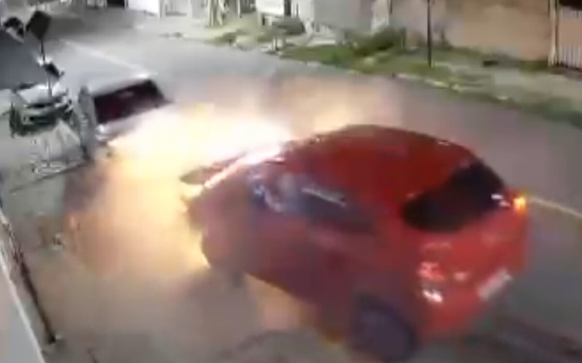 VÍDEO: carro pega fogo após colisão em Cruz das Armas carro cruz das armas joão pessoa