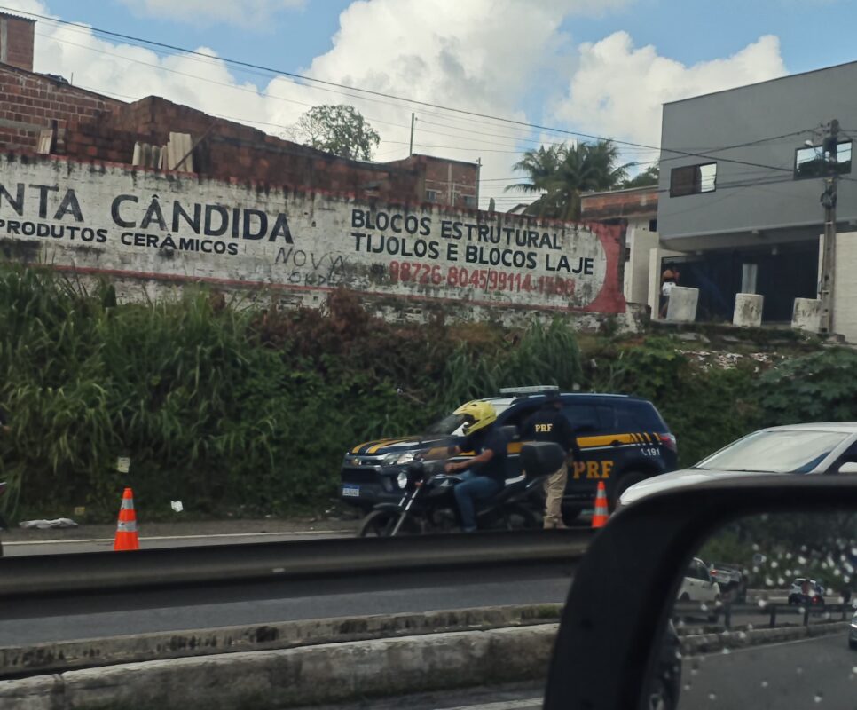 Acidente próximo à barreira do Castelo Branco provoca interdição de faixa e deixa trânsito lento na BR-230 Acidente próximo à barreira do Castelo Branco provoca interdição de faixa e deixa trânsito lento na BR-230