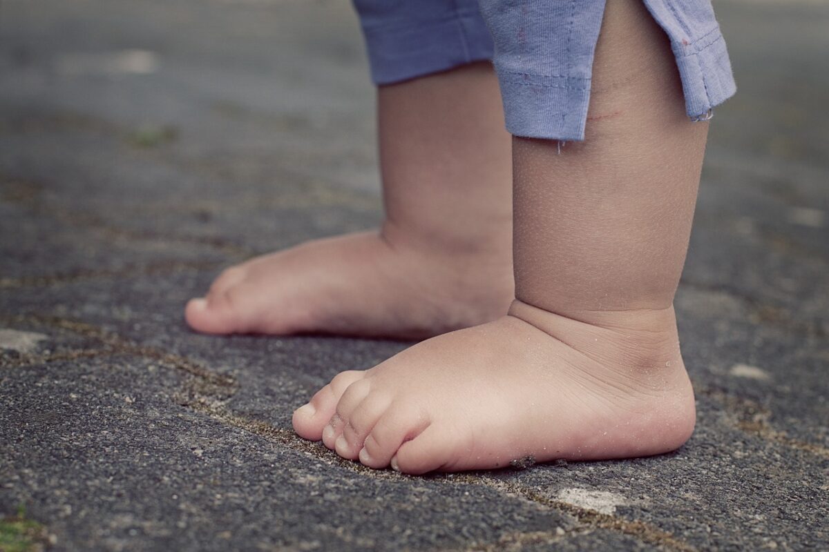 Crianças são ‘alugadas’ por adultos para pedir esmolas nas ruas de João Pessoa, alerta juiz paraibano bebê, criança