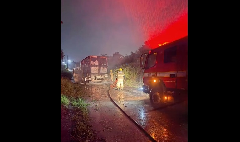 Caminhão abandonado pega fogo em Cabedelo e origem do incêndio é desconhecida Caminhão abandonado pega fogo em Cabedelo e origem do incêndio é desconhecida