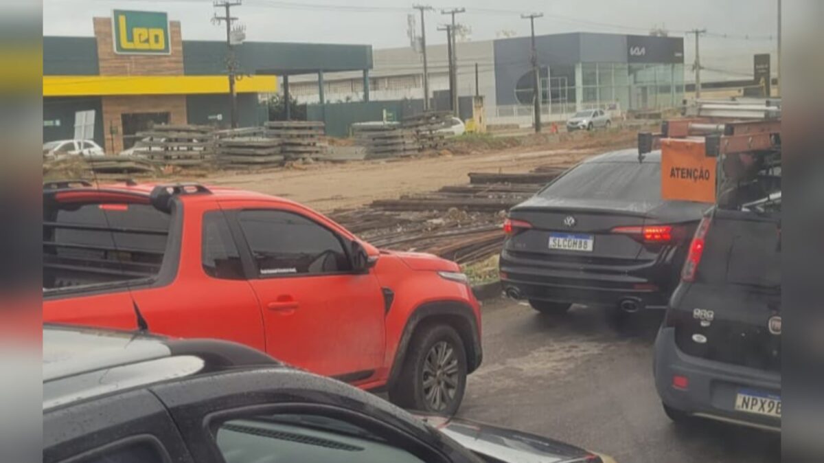 Chuvas e obras na BR-230 deixam trânsito lento entre João Pessoa e Cabedelo Trânsito na BR-230, no Renascer. (foto: Mônica Melo/acervo pessoa)