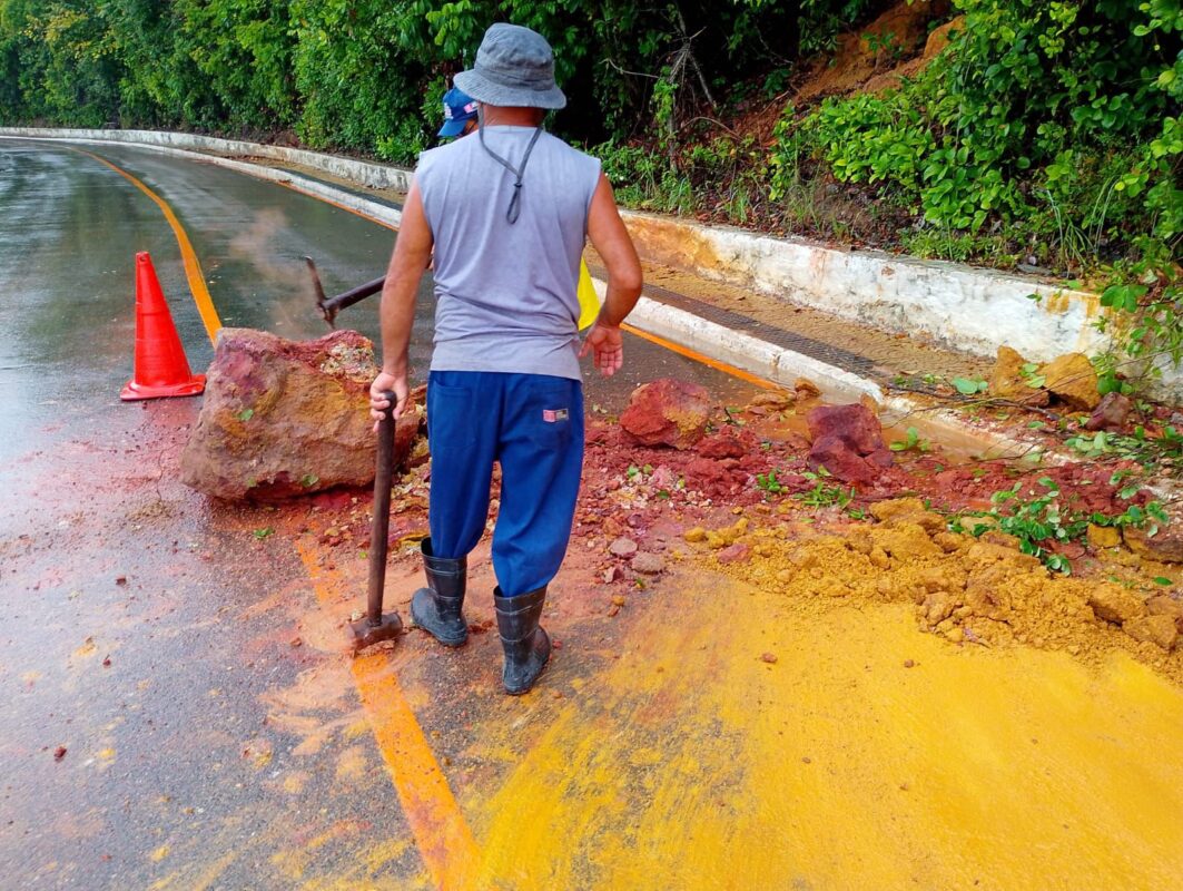 Trecho de barreira desmorona no Cabo Branco e trânsito é interditado na orla