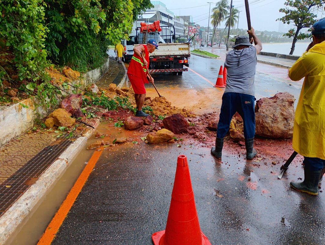 Trecho de barreira desmorona no Cabo Branco e trânsito é interditado na orla barreira Cabo Branco