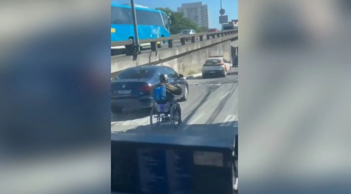 Inusitado: Homem pilota cadeira de rodas motorizada em meio ao trânsito Inusitado: Homem pilota cadeira de rodas motorizada em meio ao trânsito