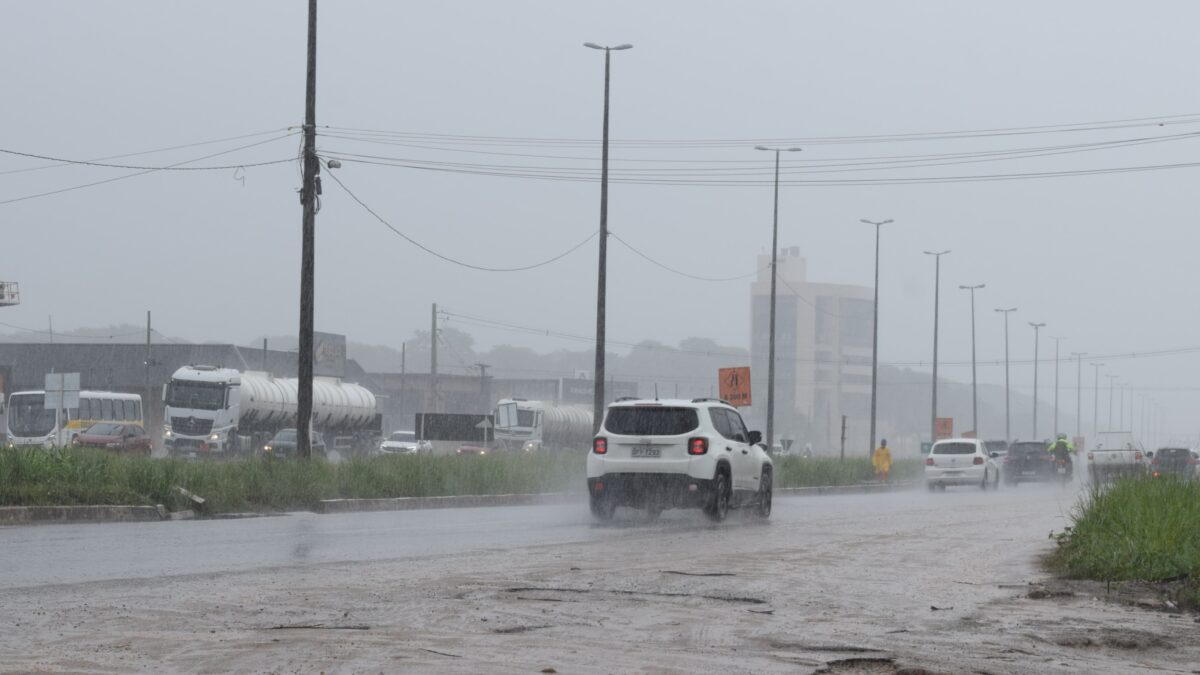 Inmet emite alerta de chuvas de até 50 milímetros para João Pessoa e outros 28 municípios; confira lista Chuvas em Cabedelo BR-230