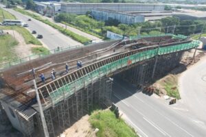 Içamento das vigas do viaduto bloqueia avenida e modifica trânsito no Bairro das Indústrias nesta quinta-feira viaduto, bairro das industrias