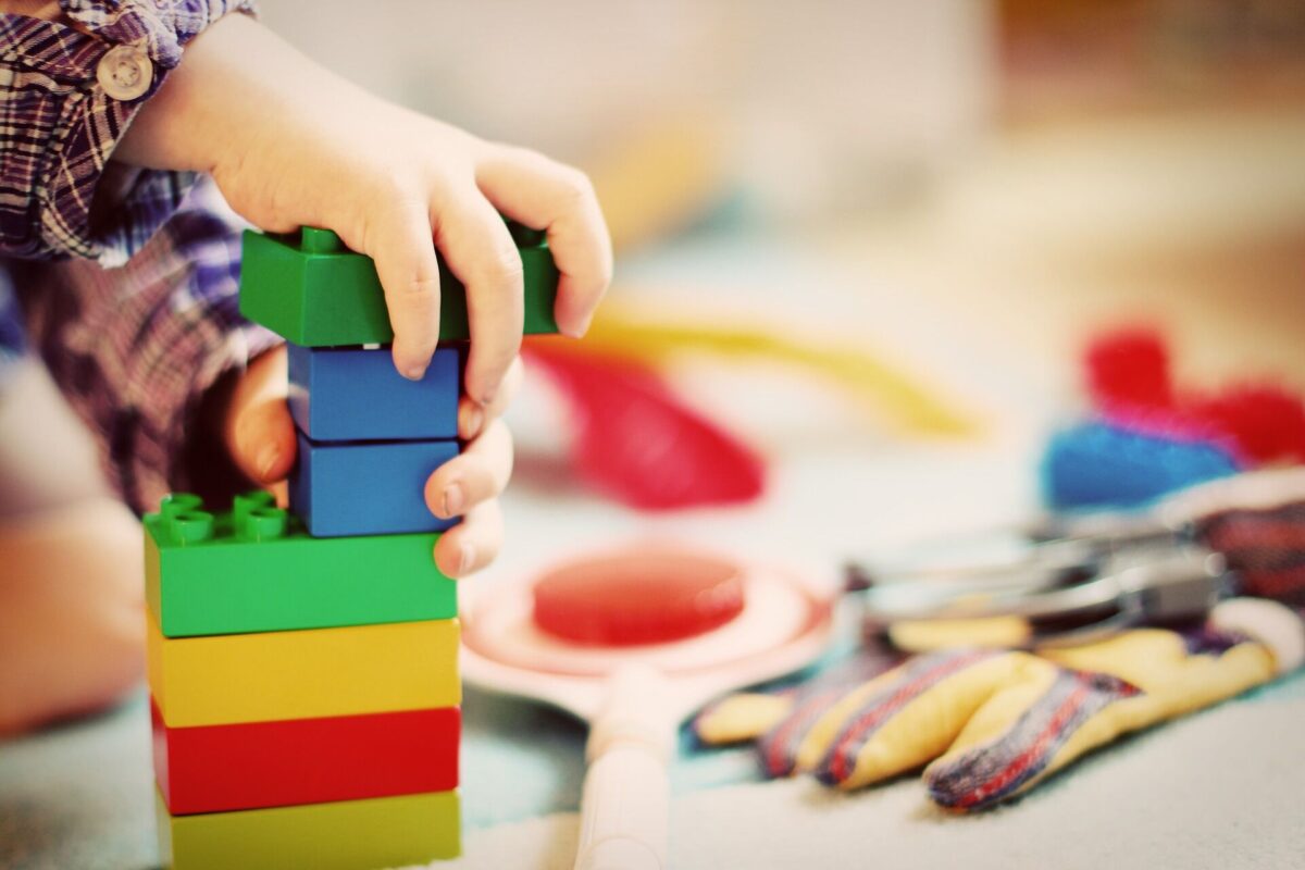Paraíba tem mais de 46 mil pessoas diagnosticadas com autismo e maioria é de crianças, revela Censo do IBGE criança, brinquedo