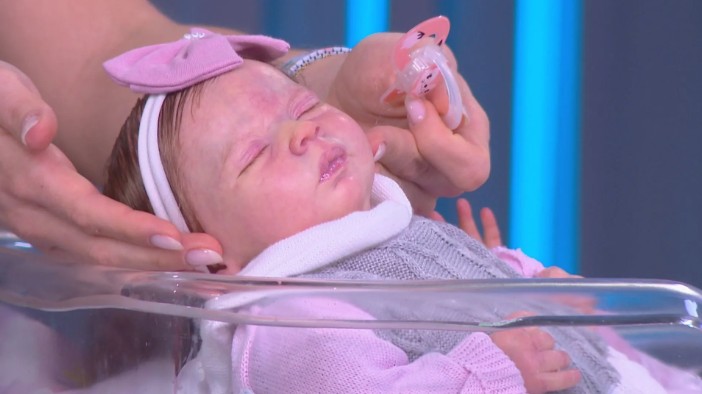 Mulher leva bebê reborn para ser vacinada em posto de saúde e rebate após negativa dos funcionários: "só abrir uma agulha e fingir que deu" Mulher leva bebê reborn para ser vacinada em posto de saúde e rebate após negativa dos funcionários: "só abrir uma agulha e fingir que deu"