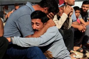 Ataque israelense mata 23 pessoas em Gaza, incluindo jornalista e funcionário dos serviços de resgate, diz Hamas Homem chora em funeral de vítimas palestinas de ataque israelense ao hospital Nasser, em Khan Yunis, na Faixa de Gaza — Foto: Hatem Khaled/Reuters