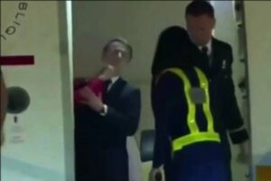 Presidente da França Macron leva tapa da esposa ao desembarcar no Vietnã Presidente da França Macron leva tapa da esposa ao desembarcar no Vietnã