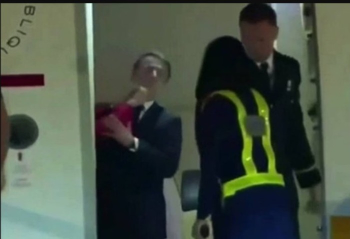 Presidente da França Macron leva tapa da esposa ao desembarcar no Vietnã Presidente da França Macron leva tapa da esposa ao desembarcar no Vietnã