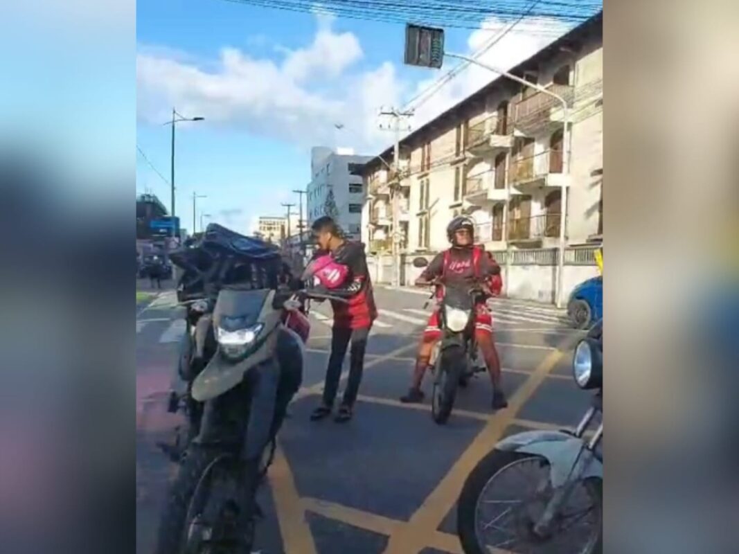 Motoboys fazem protesto em João Pessoa, no local onde Kelton Marques foi atropelado, após soltura de Ruan Macário protesto, motoboys, retão de manaíra