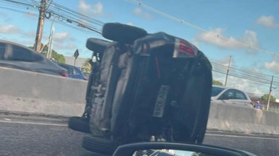 Capotamento deixa trânsito lento na BR-230, em João Pessoa Fato ocorreu na BR-230, nas proximidades do viaduto do Cristo. (foto: reprodução/redes sociais) capotamento