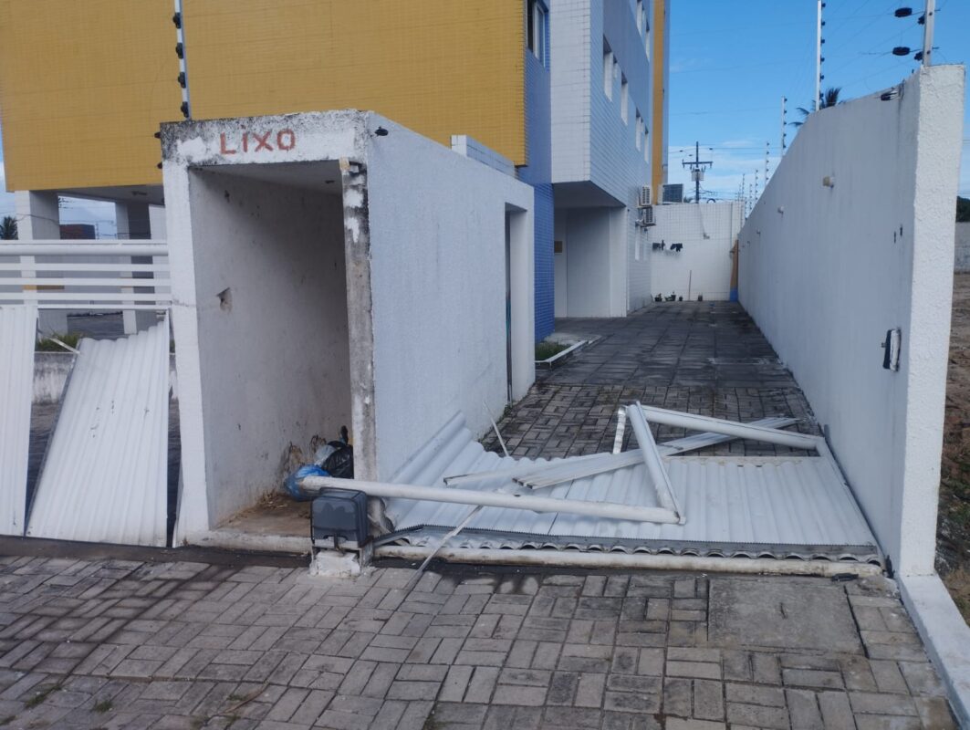 Motoboys derrubam portão de condomínio em João Pessoa em protesto após entregador denunciar ataque de morador motoboys, protesto, condominio, joao pessoa