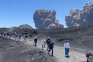 Vulcão entra em erupção e turistas se desesperam durante visita na Itália
