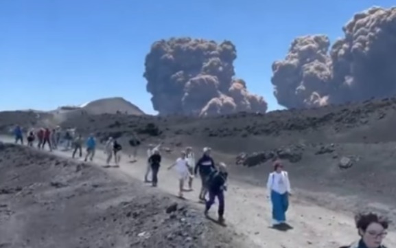 Vulcão entra em erupção e turistas se desesperam durante visita na Itália Vulcão entra em erupção e turistas se desesperam durante visita na Itália