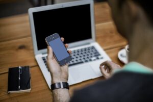 Bandidos roubam dados de advogados para aplicar golpes em pessoas atendidas pela Defensoria Pública da Paraíba, alerta Madalena Abrantes computador, celular