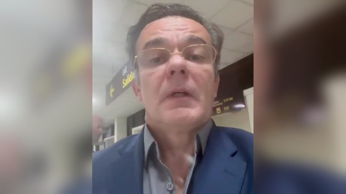 VÍDEO: Walber Agra, paraibano e um dos advogados de Evo Morales, se diz cercado em aeroporto e ameaçado pela polícia da Bolívia VÍDEO: Walber Agra, paraibano e um dos advogados de Evo Morales, se diz cercado em aeroporto e ameaçado pela polícia da Bolívia