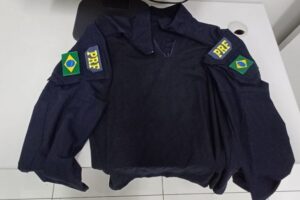 PRF prende mulher por porte ilegal de arma e descobre uniforme e equipamento falso da instituição PRF prende mulher por porte ilegal de arma e descobre uniforme e equipamento falso da instituição