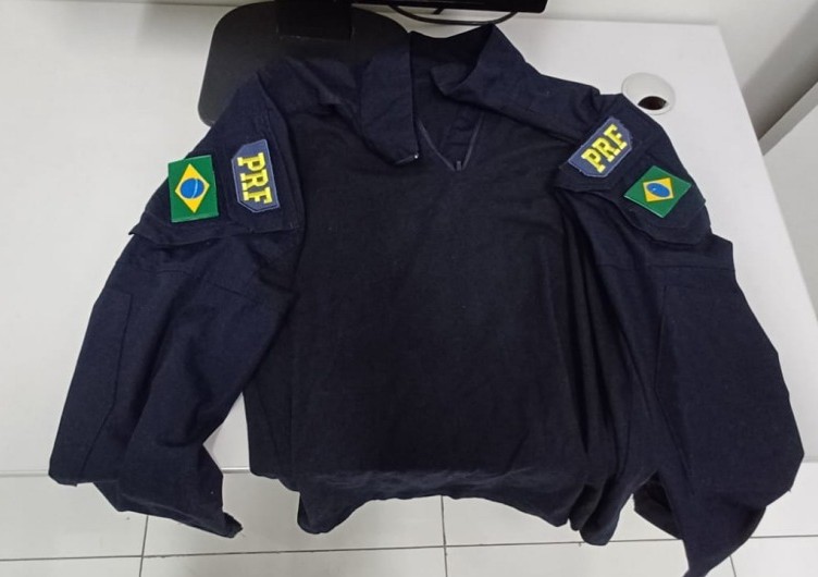 PRF prende mulher por porte ilegal de arma e descobre uniforme e equipamento falso da instituição PRF prende mulher por porte ilegal de arma e descobre uniforme e equipamento falso da instituição