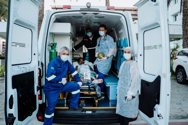 Jovem de 19 anos, internada com doença rara no Hospital Metropolitano, é levada para ver o mar Jovem de 19 anos, internada com doença rara no Hospital Metropolitano, é levada para ver o mar