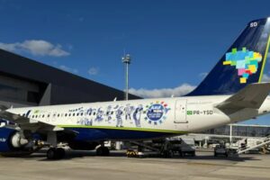 Azul presta homenagem à festa de São João na Paraíba com aeronave adesivada Avião temático da Azul presta homenagem a festa de São João da Paraíba