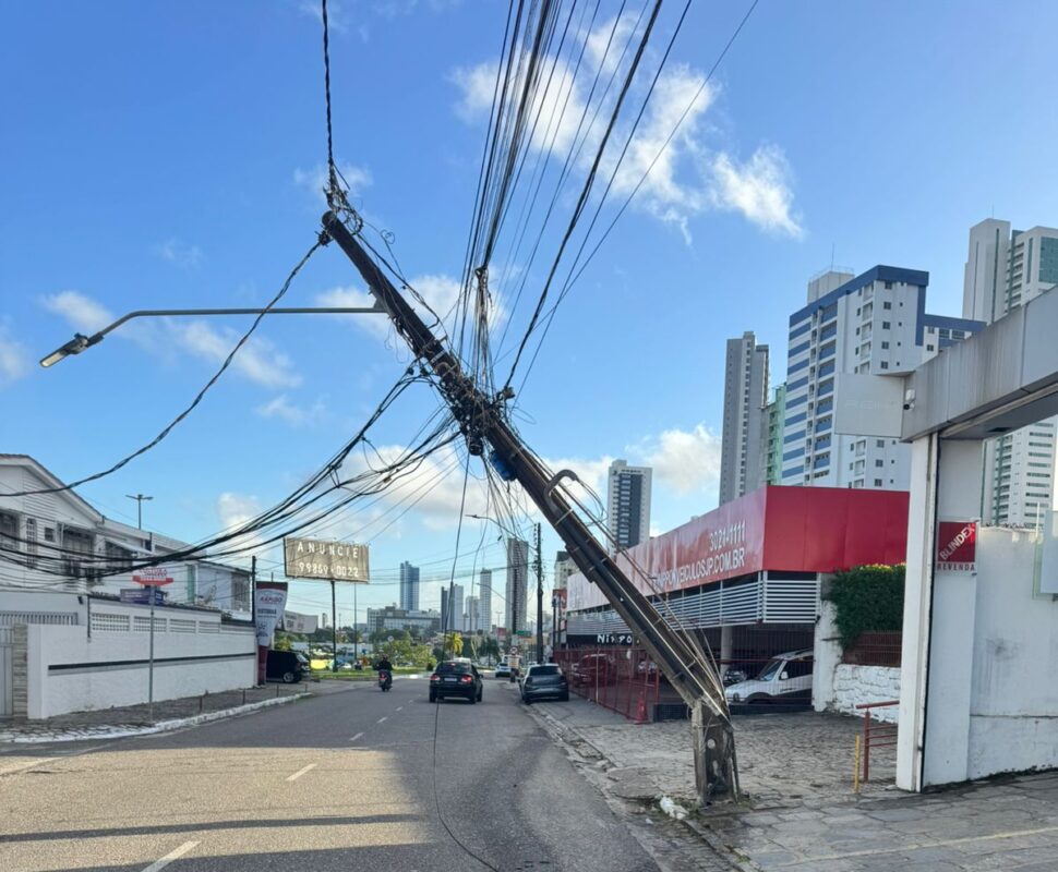 Carro colide com poste e estrutura ameaça cair; desvios é feito entre Ruy Carneiro e BR-230 Carro colide com poste e estrutura ameaça cair; desvios é feito entre Ruy Carneiro e BR-230