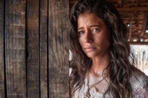 Atriz paraibana Isadora Cruz vive momento espiritual intenso nas gravações de novela Isadora Cruz emocionada em cenário natural, representando sua experiência espiritual durante gravações da novela Guerreiros do Sol.