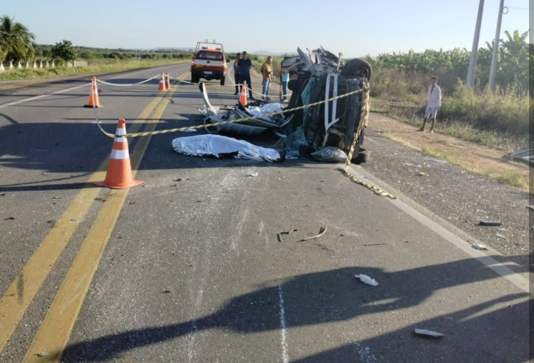 Homem morre em colisão entre carro funerário e caminhão em Sousa Homem morre em colisão entre carro funerário e caminhão em Sousa