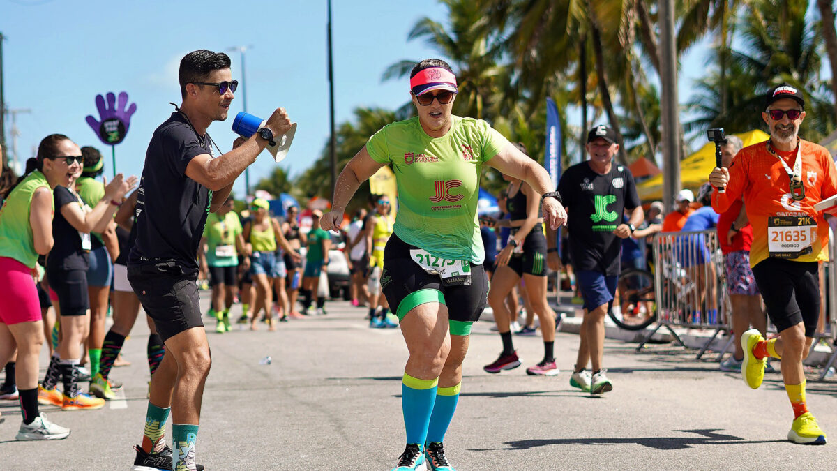 Correr sem preparo: os riscos de aumentar distâncias sem treinar antes Corredora cansada concluindo uma corrida, representando que é possível correr diminuindo os riscos.