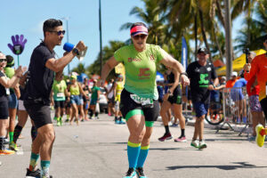 Correr sem preparo: os riscos de aumentar distâncias sem treinar antes Corredora cansada concluindo uma corrida, representando que é possível correr diminuindo os riscos.