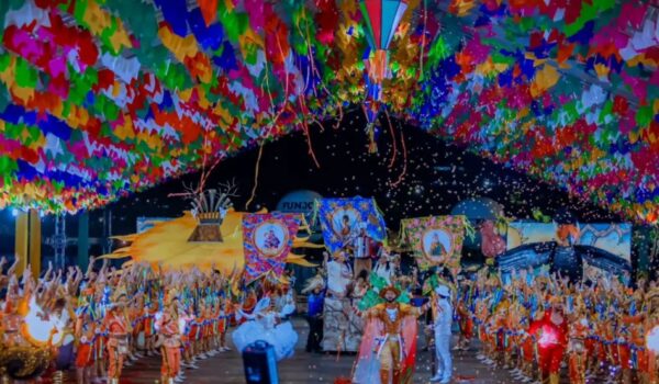 A cada noite do festival desfilam entre cinco e seis quadrilhas juninas dos grupos A e B
