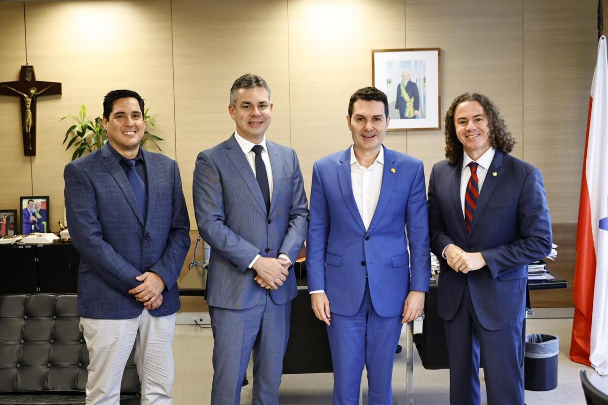 Veneziano acompanha prefeito de Cabedelo em audiência no Ministério das Cidades para tratar de obras de drenagem Veneziano acompanha prefeito de Cabedelo em audiência no Ministério das Cidades para tratar de obras de drenagem