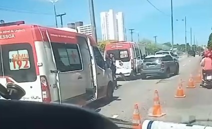 Acidente entre ambulância, caminhonete e carro na BR-230 em João Pessoa deixa dois socorristas feridos e trânsito lento Acidente entre ambulância, caminhonete e carro na BR-230 em João Pessoa deixa dois socorristas feridos e trânsito lento