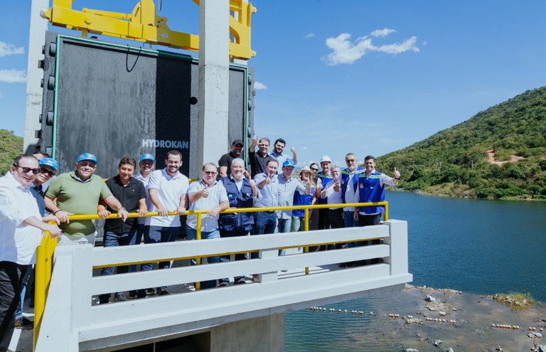 João Azevêdo e ministro Waldez Góes entregam obra de recuperação de barragem em Cajazeiras João Azevêdo e ministro Waldez Góes entregam obra de recuperação de barragem em Cajazeiras