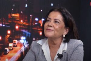 Engenheira eletricista sugere ponto único para carregar carros elétricos em condomínios: "se todo mundo ligar ao mesmo tempo é um risco" Engenheira eletricista Gláucia Pereira