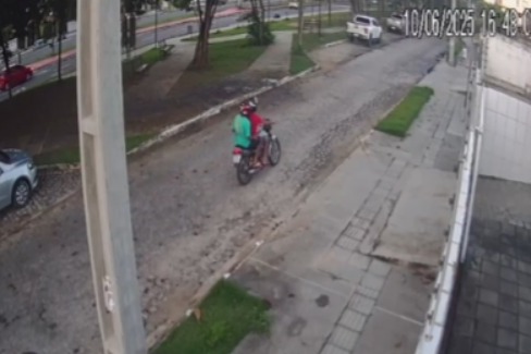 Câmera de segurança flagra dupla assaltando mulher em rua no bairro dos Bancários Câmera de segurança flagra dupla assaltando mulher em rua no bairro dos Bancários