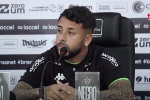 Após pouco espaço no Santa Cruz, João Diogo busca retomada no Botafogo-PB: "Novo momento" João Diogo em coletiva no Botafogo-PB