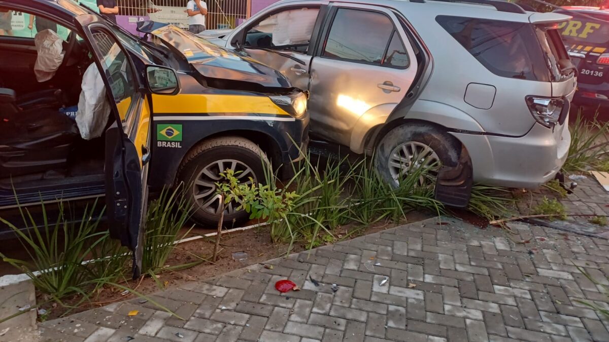 Após perseguição a condutor embriagado, carro e viatura da PRF colidem em Cabedelo Após perseguição a condutor embriagado, carro e viatura da PRF colidem em Cabedelo