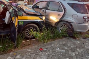 Após perseguição a condutor embriagado, carro e viatura da PRF colidem em Cabedelo Após perseguição a condutor embriagado, carro e viatura da PRF colidem em Cabedelo