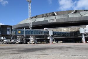 Voo entre Recife e Madrid tem problema técnico, pela segunda vez, e retorna ao aeroporto Aeroporto Internacional dos Guararapes, no Recife