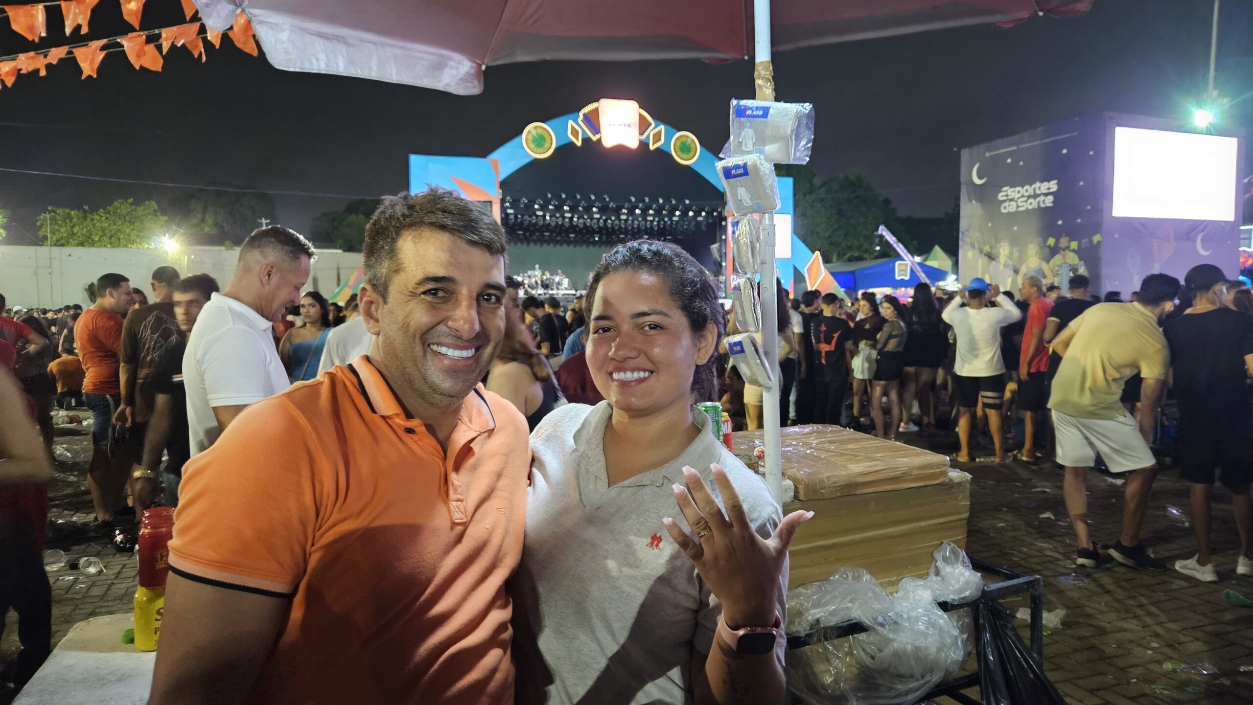 Santa Rita: vendedora ambulante é pega de surpresa e fica noiva em show de Wesley Safadão no Dia dos Namorados Casal no São João de Santa Rita. (foto: Joaquim Neto)