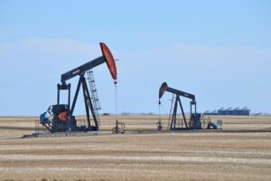 Petróleo fecha em alta de 8% após ataques entre Israel e Irã; bolsas recuam e ouro ganha força Petróleo fecha em alta de 8% após ataques entre Israel e Irã; bolsas recuam e ouro ganha força