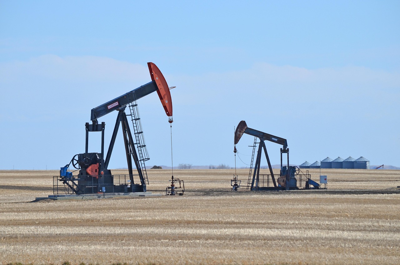 Petróleo fecha em alta de 8% após ataques entre Israel e Irã; bolsas recuam e ouro ganha força Petróleo fecha em alta de 8% após ataques entre Israel e Irã; bolsas recuam e ouro ganha força