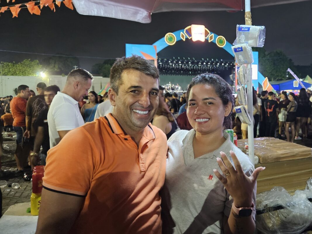 Santa Rita: vendedora ambulante é pega de surpresa e fica noiva em show de Wesley Safadão no Dia dos Namorados Casal no São João de Santa Rita. (foto: Joaquim Neto)