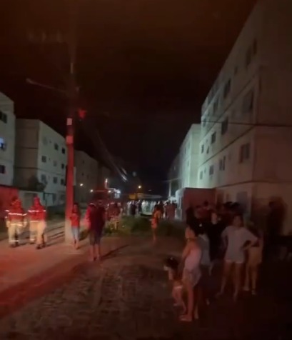 Três crianças, um adolescente e um homem são socorridos após incêndio em apartamento no Bairro das Indústrias