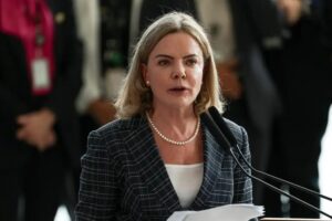 Ministra Gleisi Hoffmann telefona para Cícero Lucena e prefeitos brasileiros em Israel Ministra Gleisi Hoffmann telefona para Cícero Lucena e prefeitos brasileiros em Israel