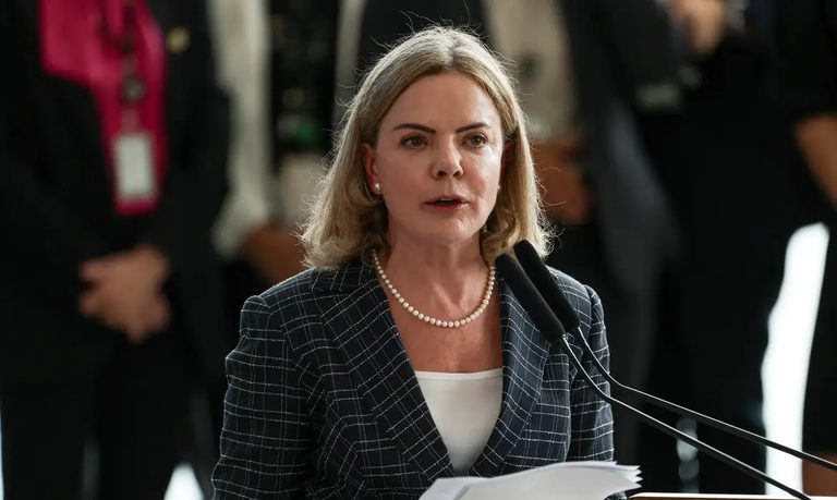 Ministra Gleisi Hoffmann telefona para Cícero Lucena e prefeitos brasileiros em Israel Ministra Gleisi Hoffmann telefona para Cícero Lucena e prefeitos brasileiros em Israel
