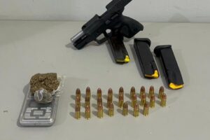 Homem é preso por suspeita de tráfico de drogas e arma é apreendida em comunidade de Santa Rita Homem é preso por suspeita de tráfico de drogas e arma é apreendida em comunidade de Santa Rita
