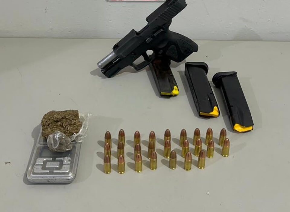 Homem é preso por suspeita de tráfico de drogas e arma é apreendida em comunidade de Santa Rita Homem é preso por suspeita de tráfico de drogas e arma é apreendida em comunidade de Santa Rita